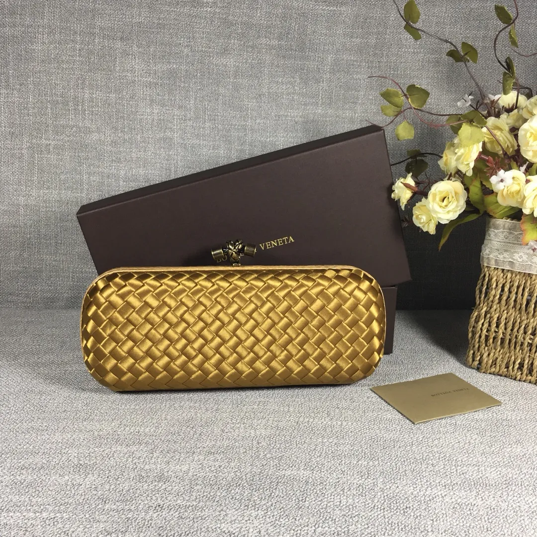 8651 Large Classic Dinner Bag ~~~Snake leather with ribbon ~~~Dense and slippery, not easy to fluff, can hold iPhones of all sizes! Size: 25cm*9.5cm*4cm
